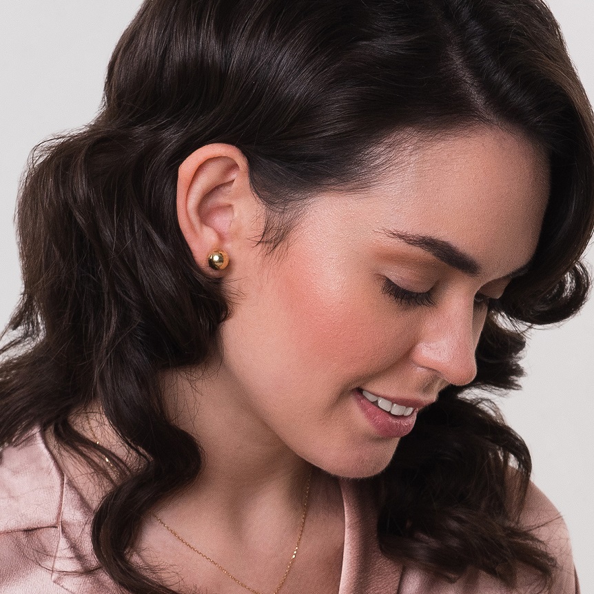 Tânără cu cercei Little Globes de la Lemons and Gin si lant de aur