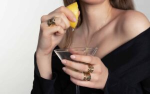 Lemons and Gin rochie si bijuterii aur seara cocktail