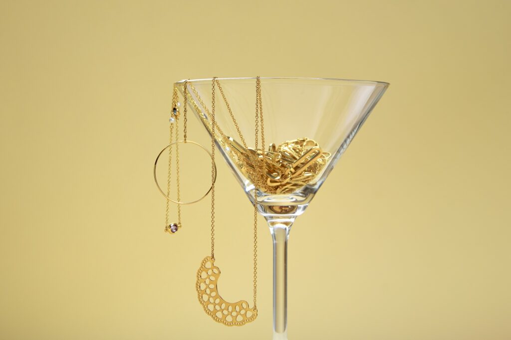 Pahar de cocktail plin cu bijuterii din aur