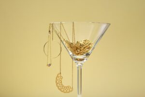 Pahar de cocktail plin cu bijuterii din aur