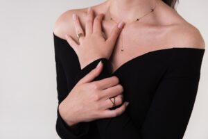 Tanara cu rochie neagra, inele si colier